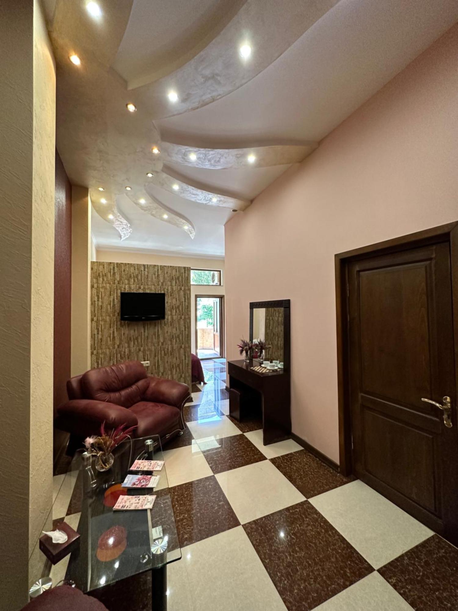 Royal Plus Hotel Jereván Kültér fotó